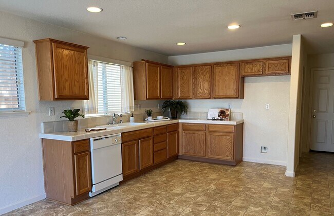 Foto del edificio - Nice 4 Bedroom Family Home for Rent in Great Rocklin Location