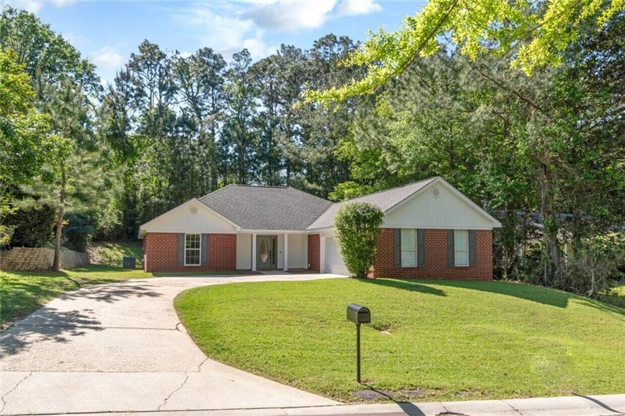 Primary Photo - Beautifully Remodeled Home on Lake Forest ...