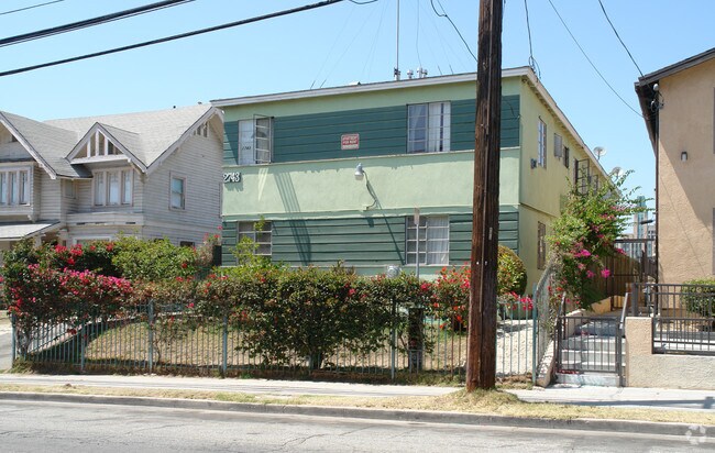Foto del edificio - 2743 James M Wood Blvd