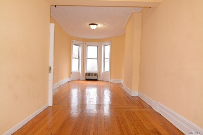 Building Photo - 273 Maple St