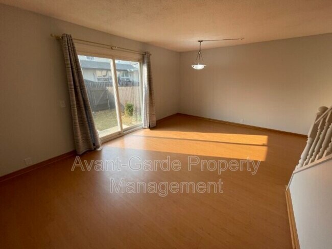 Photo du bâtiment - 18144-18193 93 Ave NW