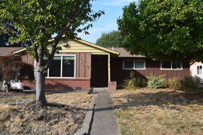 Building Photo - Large 4 Bed 2 Bath home