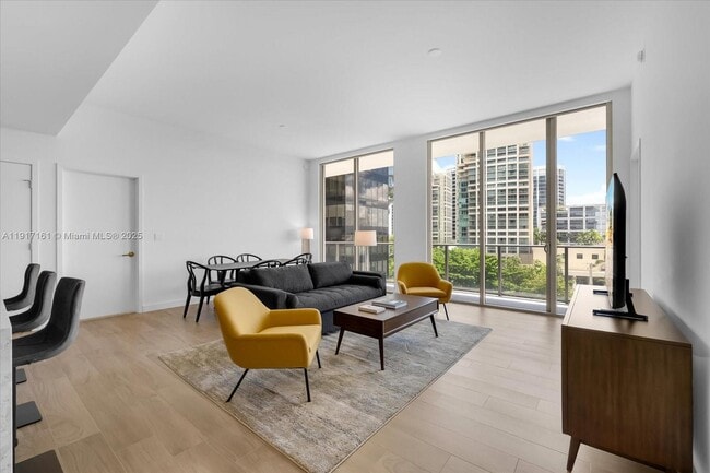 Foto del edificio - 2678 Tigertail Ave