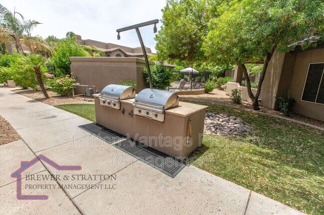 Foto del edificio - 9450 E Becker Ln