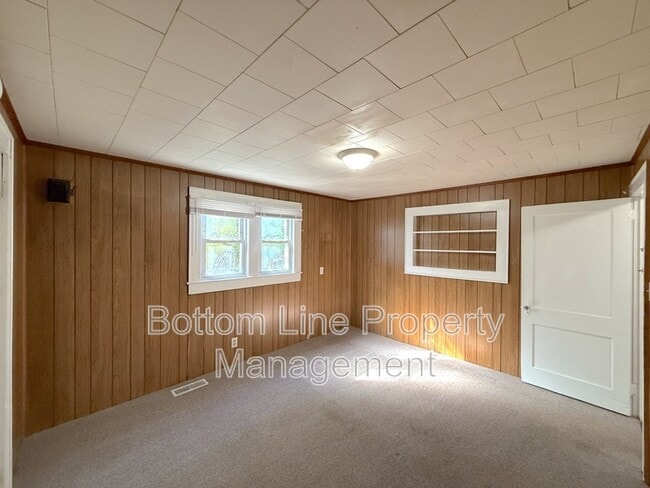 Foto del edificio - 629 Tuckaseege Rd