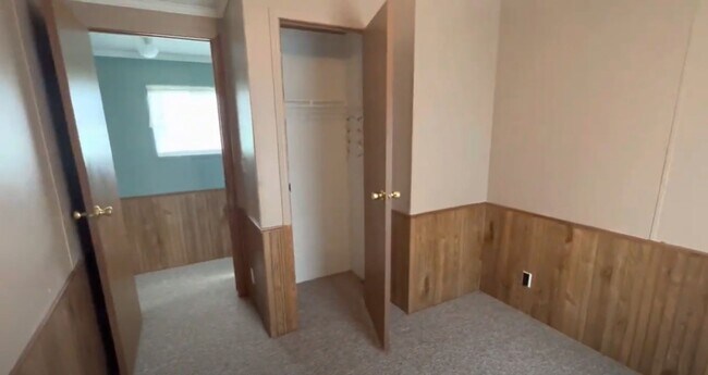 Foto del edificio - 3235 Highway 1 SW Iowa City, IA - Availabl...