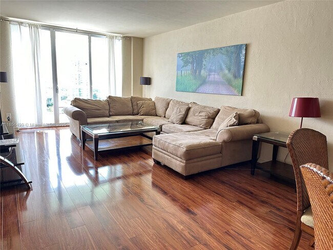 Foto del edificio - 19390 Collins Ave