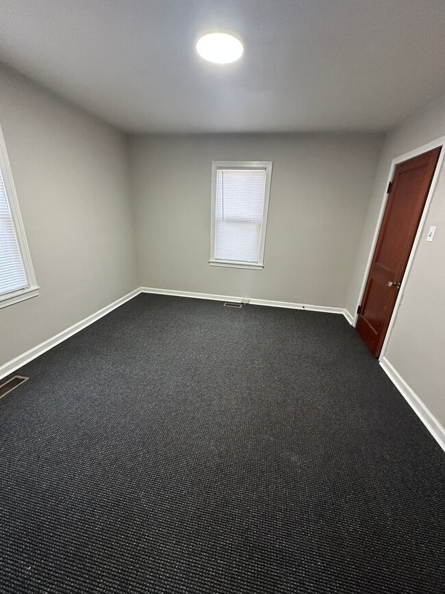 Building Photo - 2 Bedroom, 1 Bath House w/ Basement and Do...