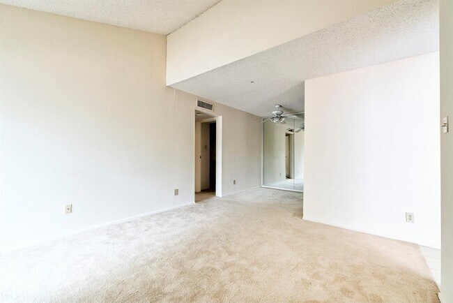 Foto del edificio - 7900 N Stadium Dr