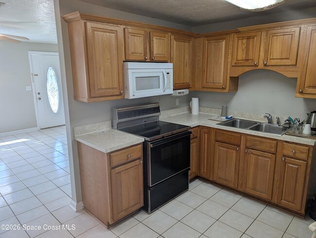 Building Photo - 900 Camphor Way