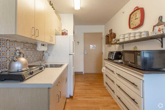 Studio Kitchen - Cypress Woods Independent Senior Living