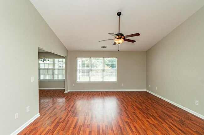 Foto del edificio - 325 Rose Marie Ln