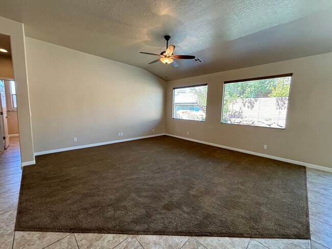 Foto del edificio - Great 3 bed 2 bath home plus den! Price Ju...