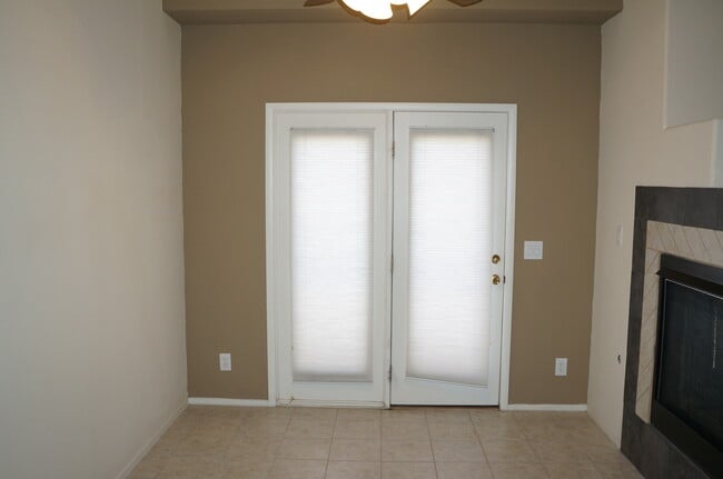 Building Photo - CUTE 2 BEDROOM / 2 FULL BATH TOWNHOME UNIT...