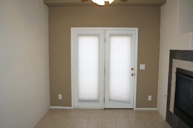 Foto del edificio - CUTE 2 BEDROOM / 2 FULL BATH TOWNHOME UNIT...