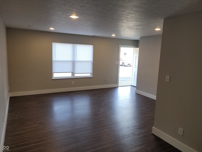 Building Photo - 144 E Center Dr