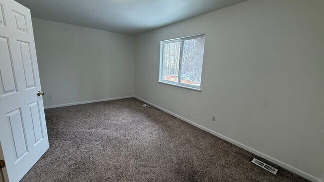 Foto del edificio - Lovely west Facing 3 Bed, 2 Bath, 2 Car Garage Townhouse!  Available now!