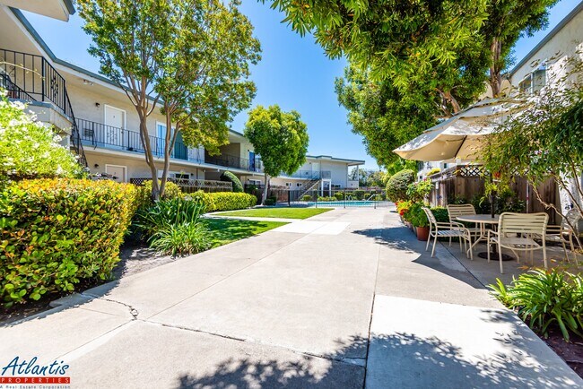 Foto del edificio - 642 Blythe Ct