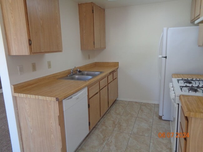 Building Photo - Brown/Gardenia