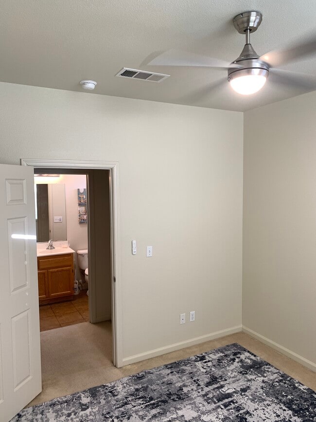 No hay baño principal. - 1495 Breezeway Ct