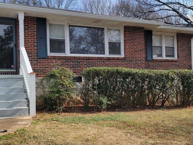 Foto del edificio - Updated Kitchen Pet Friendly-Brick Ranch  - SS Appliances- Emory, North Druid Bills and Briarcliff
