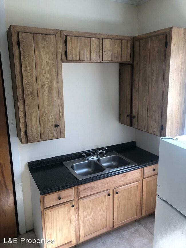 Building Photo - 1 br, 1 bath House - 220 Summit Ave.