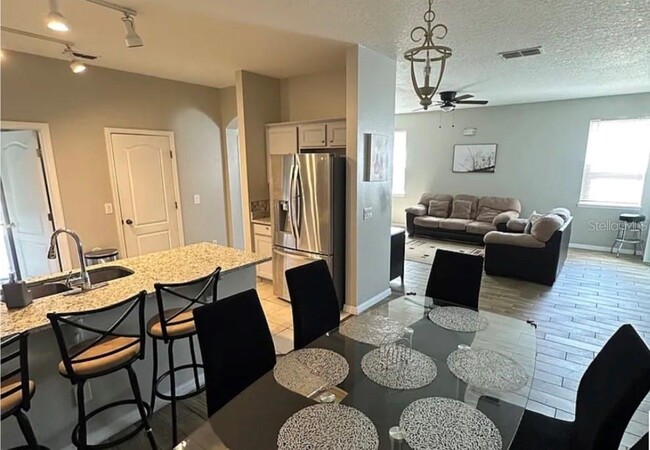 Foto del edificio - 1737 Royal Ridge Dr
