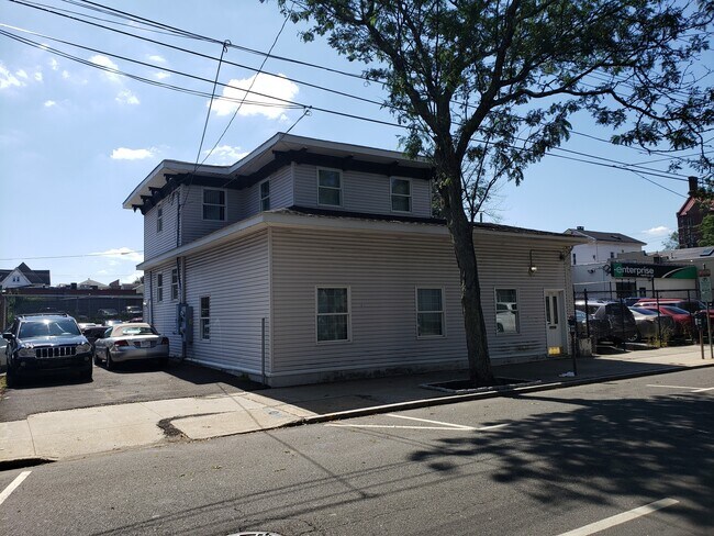 Building Photo - 392 Crown St