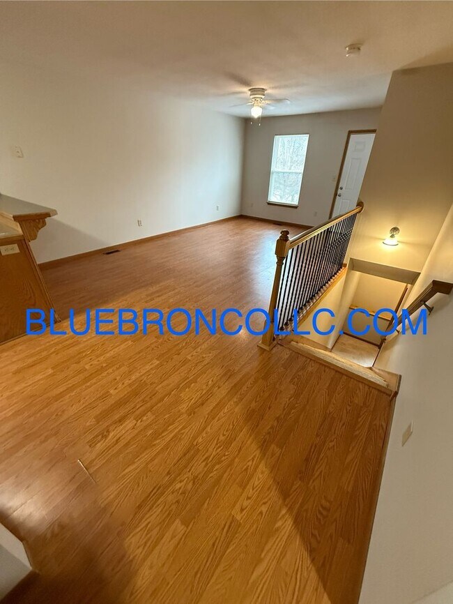 Foto del edificio - Georgous duplex in Raymore with a lot to offer!