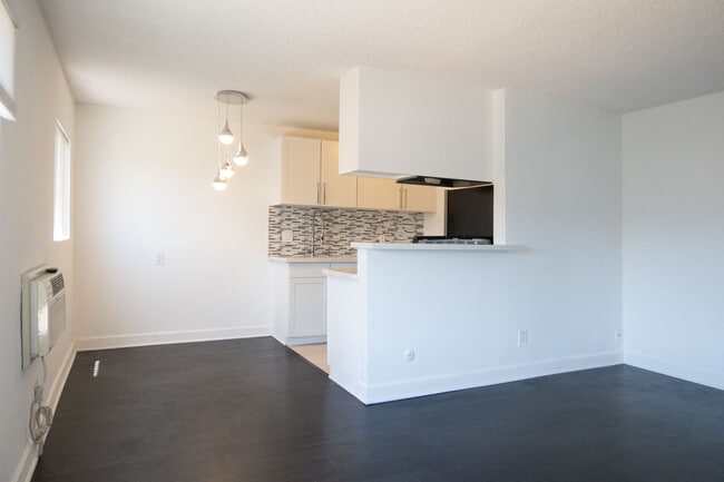 Building Photo - Carlyle Apartments