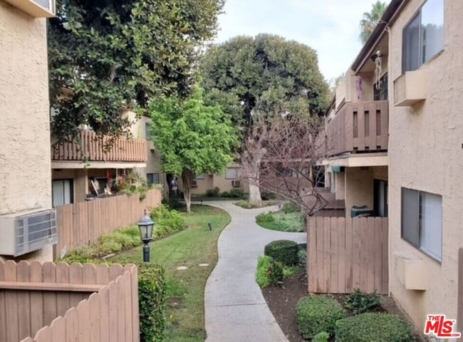 Foto del edificio - 17900 Sherman Way