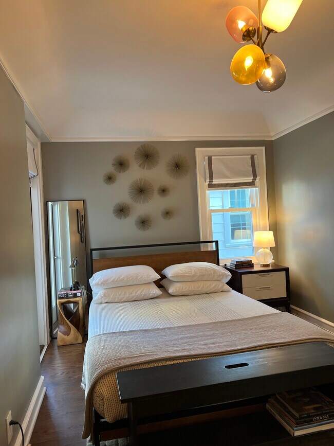 Dormitorio trasero con acceso a terraza privada al aire libre. - 4479 N Woodburn St