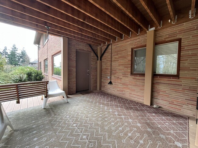 Foto del edificio - Spacious 1 Bedroom ADU Steps to OHSU with Soaking Tub, Rain Shower, and Treeline Views
