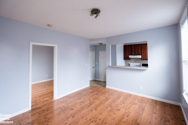 Building Photo - HUGE 1 BEDROOM IN PRIME LIC
