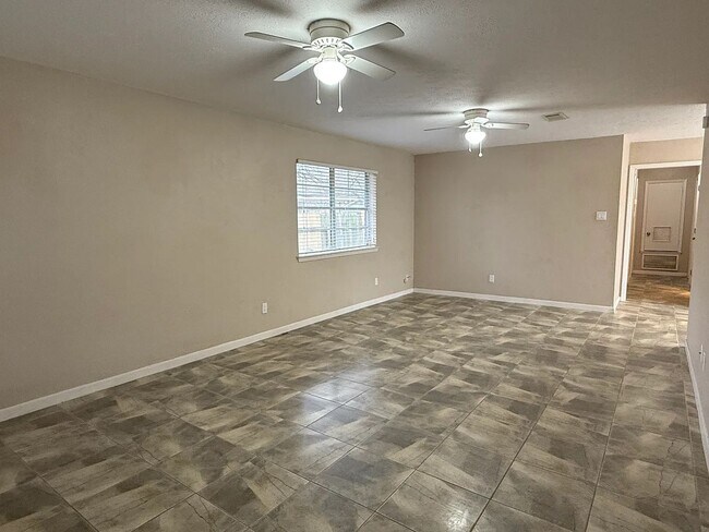 Foto del edificio - 3 Bed, 2 Bath in Southwood Valley for August Move In!