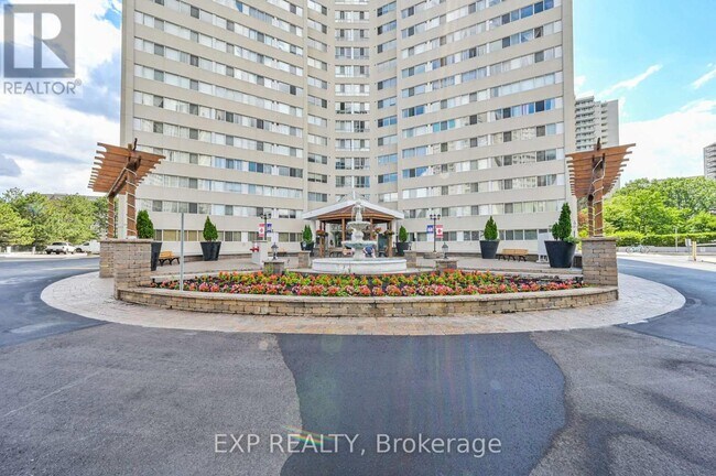 Building Photo - 3695-3695 Kaneff Crescent