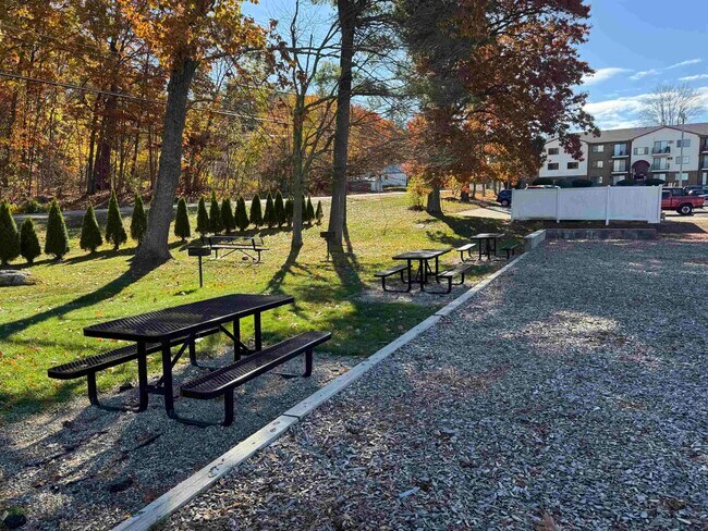 Foto del edificio - 136 Mammoth Rd