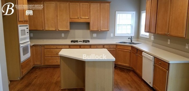Building Photo - 5881 La Chateau Pl