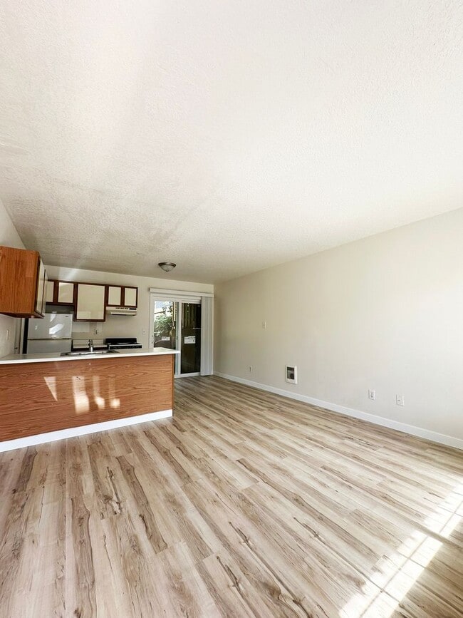 Building Photo - 4940-4950 SW 45th Ave