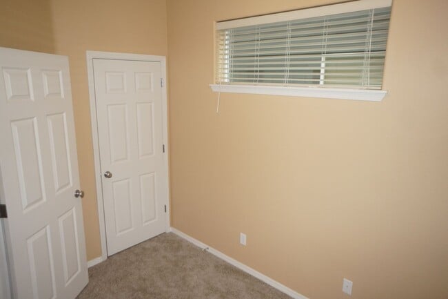 Building Photo - 4 bedroom Orenco Garden pet friendly house