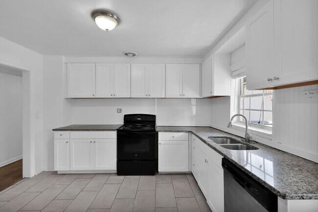 Building Photo - Stunning 3-Bedroom, 2-Bath Home in Desirable Mandarin Neighborhood!