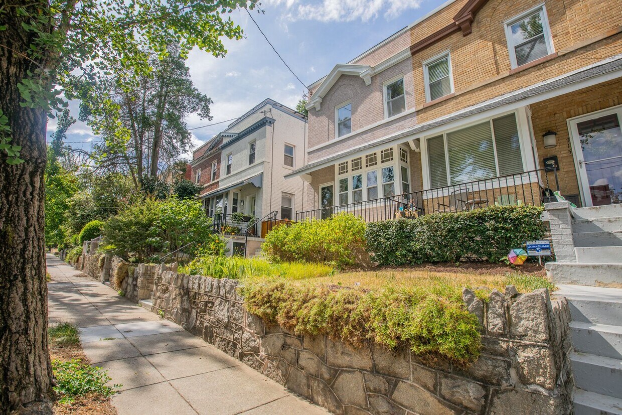 Primary Photo - Exquisite 4 BR/3.5 BA EOG Townhome in Takoma!