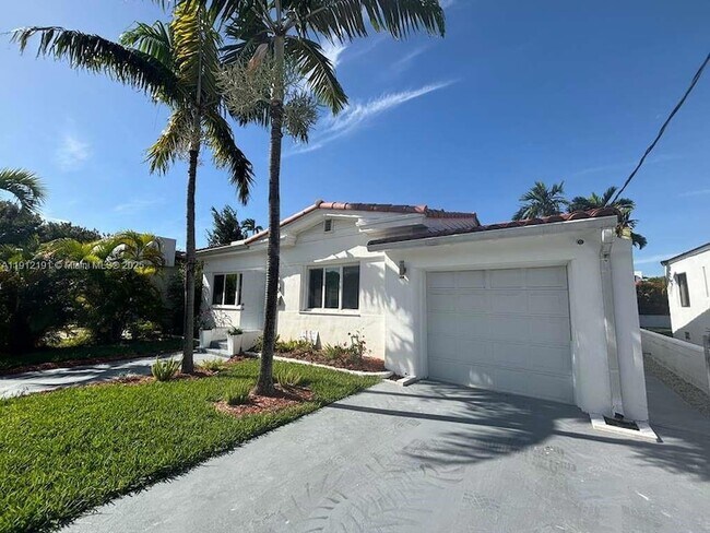 Foto del edificio - 9324 Byron Ave