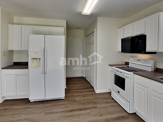 Building Photo - 821 Barbee Farm Dr