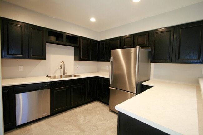 Building Photo - Newly remodeled 1 bed, 1 bath condominium available!
