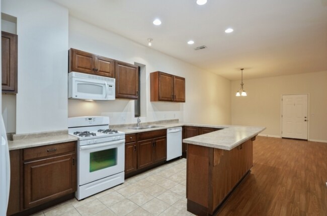 Building Photo - 885 N Marshfield Ave