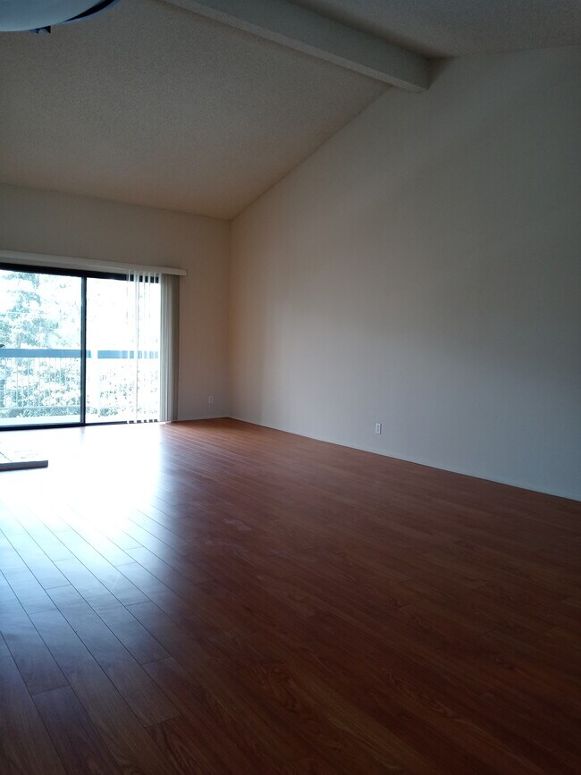 Building Photo - 12840 Moorpark St