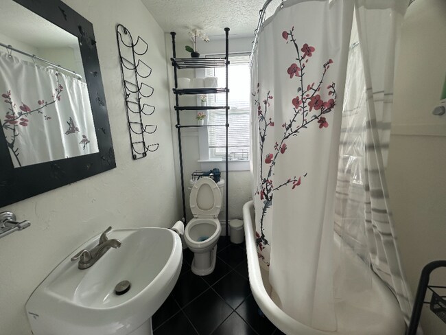 Photo - 859 S Grn St Apartment