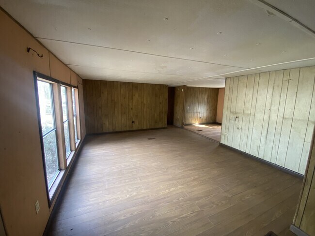 Building Photo - Handyman special 3 bed 2 bath Lease to pur...