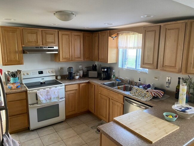 Building Photo - 21W259 Tee Ln